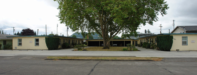 1061-1071 J St in Springfield, OR - Building Photo - Building Photo