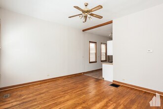 1016 W Fry St, Unit 1F in Chicago, IL - Foto de edificio - Building Photo