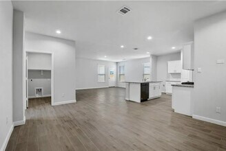 529 Passenger Trl in Fort Worth, TX - Foto de edificio - Building Photo