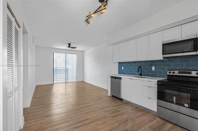 16955 SW 100th Ave in Miami, FL - Building Photo - Building Photo