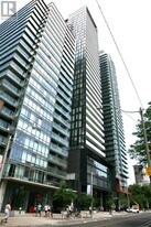 28 Wellesley St E in Toronto, ON - Building Photo