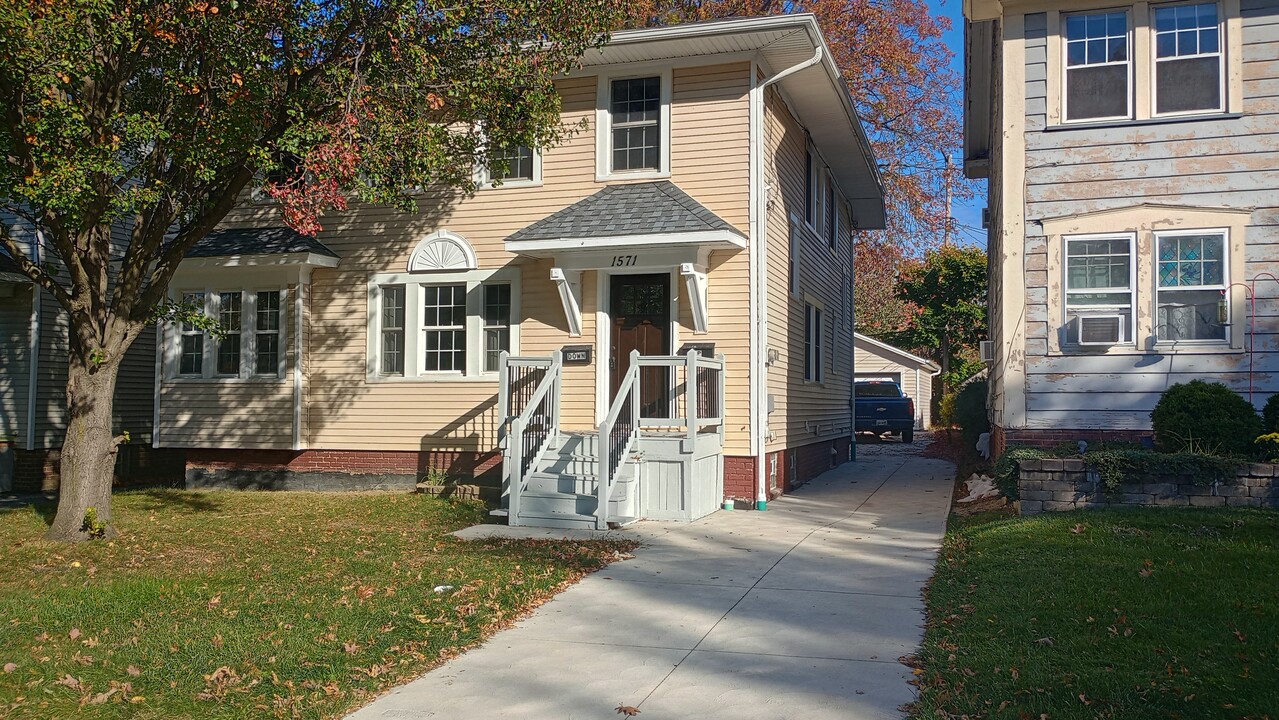 1571 Warren Rd in Lakewood, OH - Building Photo