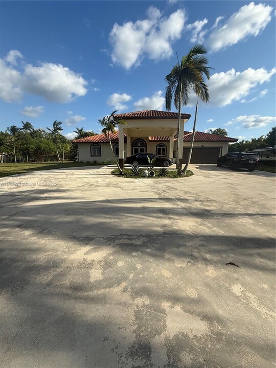 20890 SW 240th St in Homestead, FL - Foto de edificio