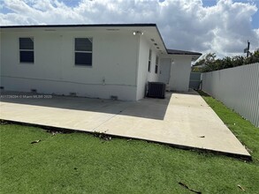 2151 NW 59th St in Miami, FL - Building Photo - Building Photo