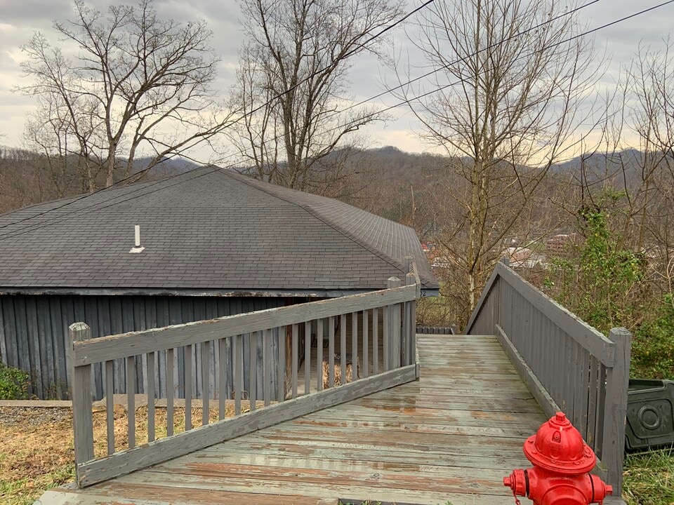 102 Smith Hl in Pikeville, KY - Building Photo