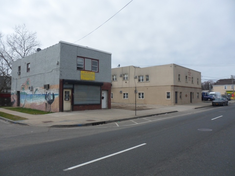 884-896 Nassau Rd in Uniondale, NY - Building Photo