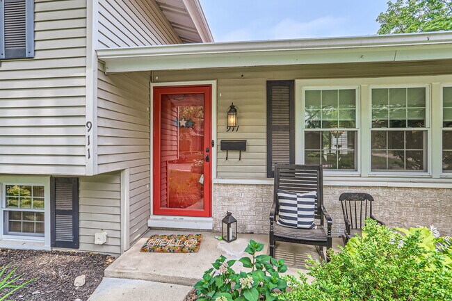 911 Lilac Ln in Naperville, IL - Building Photo - Building Photo