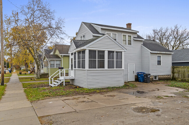 211 Oxford Ave in Oshkosh, WI - Foto de edificio - Building Photo