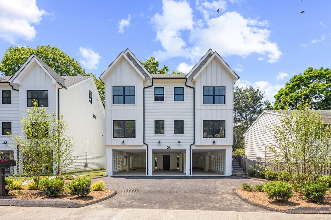 26 Homestead Ln in Greenwich, CT - Building Photo
