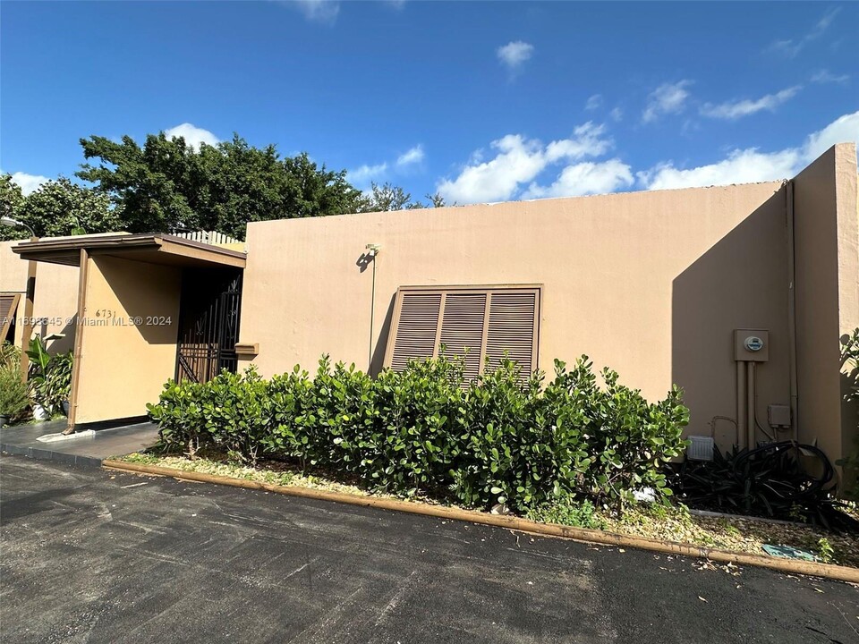 6731 Kingsmoor Way in Hialeah, FL - Building Photo