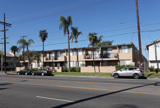 7701 Reseda Blvd in Reseda, CA - Building Photo - Building Photo