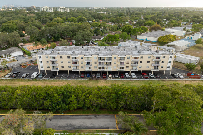 Woodcreek Condominium in North Miami, FL - Building Photo - Building Photo