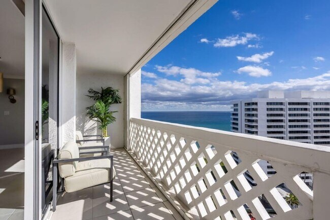 1200 S Ocean Blvd in Boca Raton, FL - Foto de edificio - Building Photo