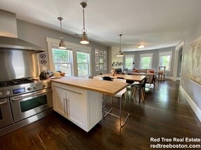 55 Eliot Cres, Unit 2 in Chestnut Hill, MA - Foto de edificio - Building Photo