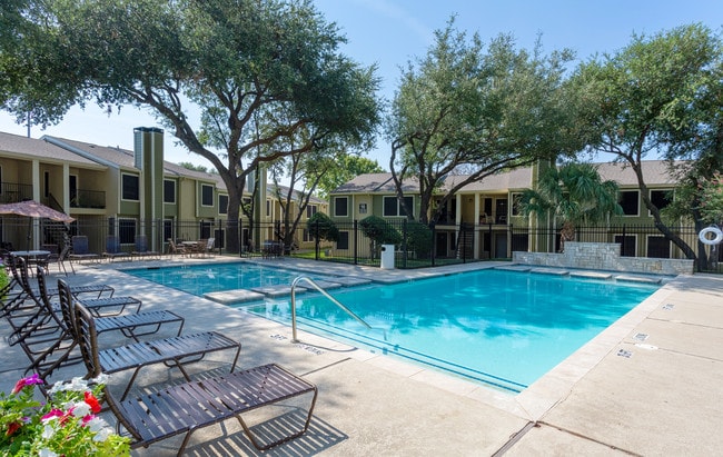 Summer Hill Apartments in Dallas, TX - Foto de edificio - Building Photo