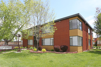 Four Winds Apartments in Lakewood, CO - Foto de edificio - Building Photo