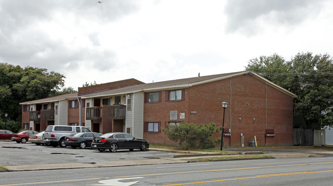 1227-1237 E Ocean View Ave in Norfolk, VA - Foto de edificio - Building Photo