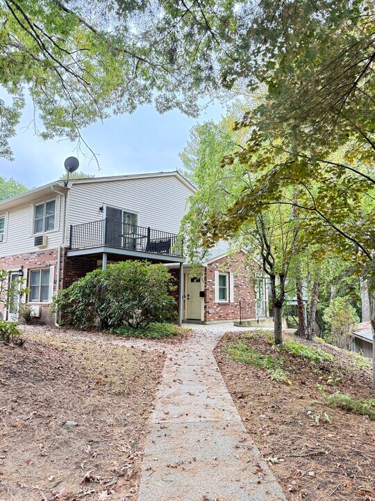 133 Queens Rd in Torrington, CT - Building Photo
