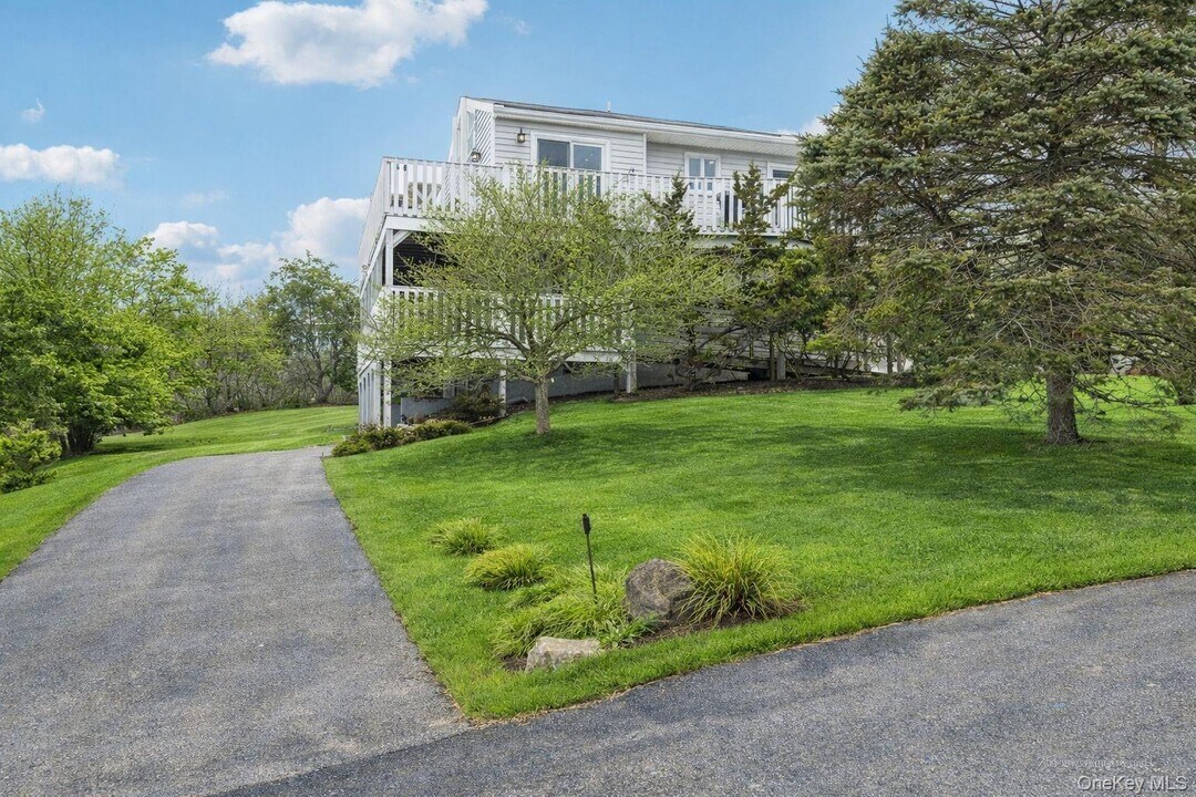 23 Franklin Dr in Montauk, NY - Building Photo