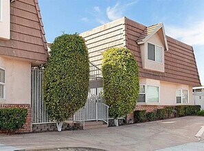 3970 Ingraham St in San Diego, CA - Building Photo - Building Photo