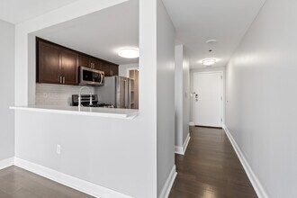 250 E Harbortown Dr, Unit 1011 in Detroit, MI - Building Photo - Building Photo