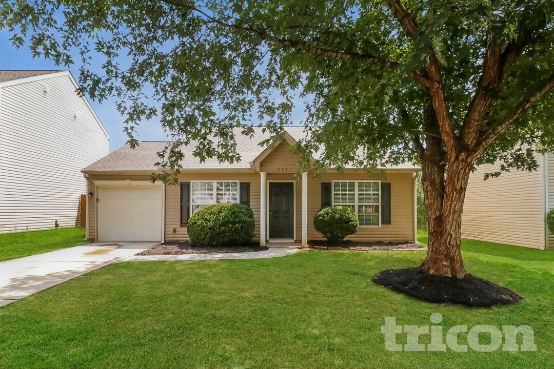 5411 Peachwood Dr in Charlotte, NC - Building Photo