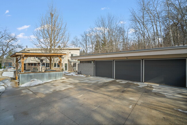 6900 Sconfinato Dr in Hartford, WI - Building Photo - Building Photo