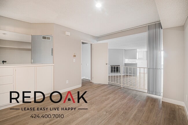 8309 Cedros Ave in Los Angeles, CA - Foto de edificio - Building Photo