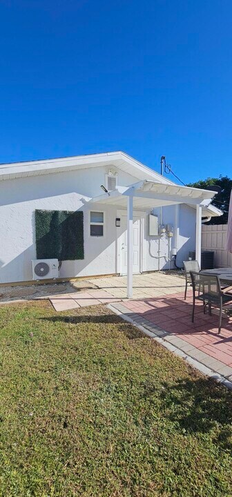 2127 SE Shelter Dr in Port St. Lucie, FL - Building Photo