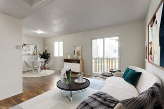 Queen's Way Court in Brooks, AB - Building Photo - Building Photo