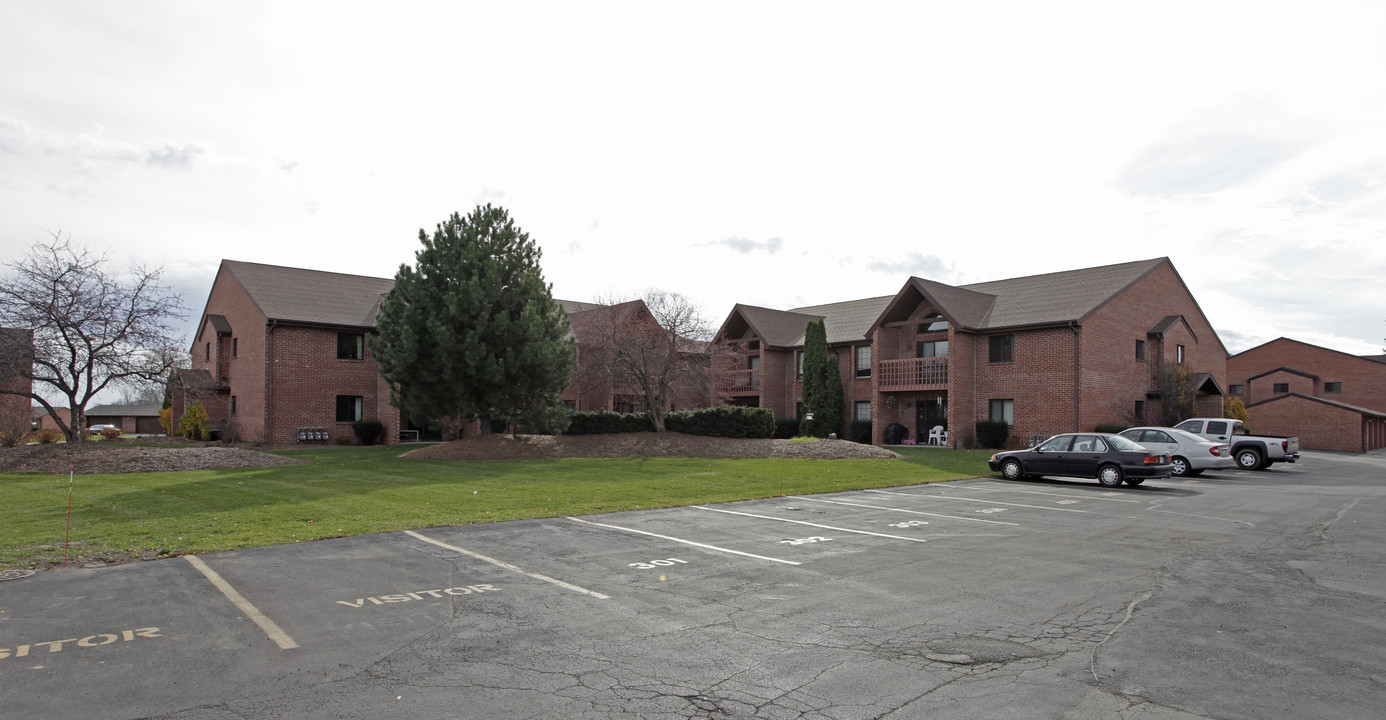 Clover Downs Condominiums in Sussex, WI - Foto de edificio