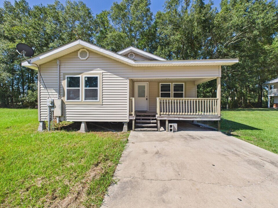 133 Lyman Dr in Sunset, LA - Building Photo
