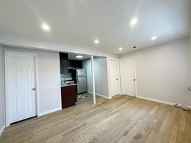16 Delaware Ave, Unit Garden in Jersey City, NJ - Building Photo
