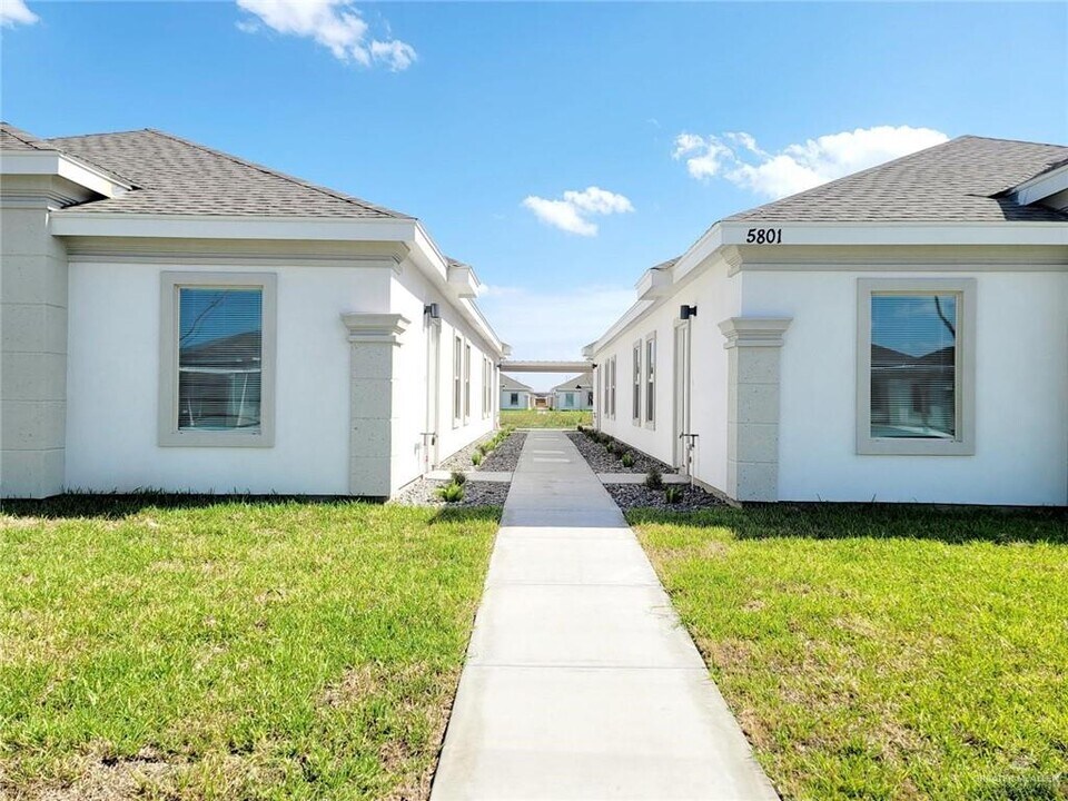 17 Sandpiper Ave in Alton, TX - Building Photo