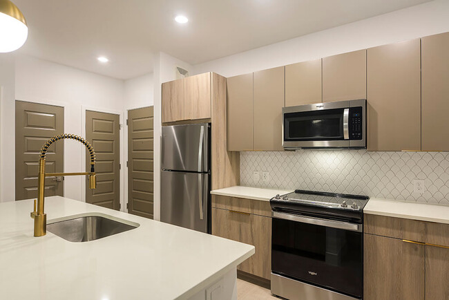 333 Ellington Apartments in Gaithersburg, MD - Foto de edificio - Building Photo