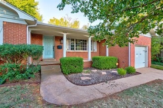 2433 Gladstone Terrace in The Village, OK - Building Photo - Building Photo
