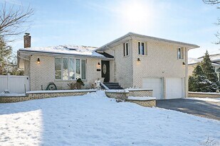 118 Birchwood Park Dr in Jericho, NY - Building Photo