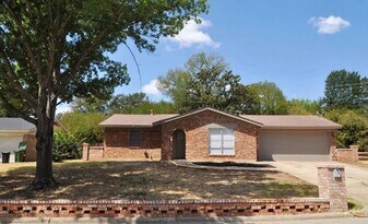 6983 Cox Ln in Fort Worth, TX - Building Photo