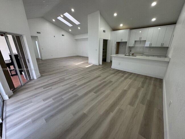 8754 NW 149th Ter in Miami Lakes, FL - Foto de edificio - Building Photo