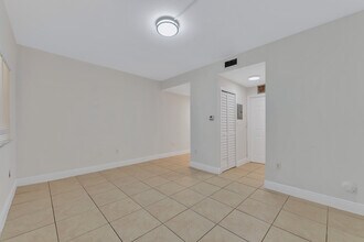 2185 NW 16th Ter, Unit 19 in Miami, FL - Foto de edificio - Building Photo