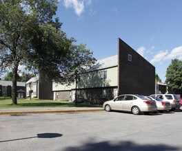 La Rose Gardens in Glens Falls, NY - Foto de edificio - Building Photo