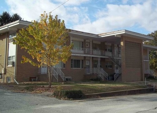 369-378 Eggers Dr in Macomb, IL - Foto de edificio