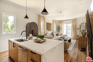 4460 W Maplewood Ave in Los Angeles, CA - Building Photo