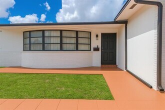 5400 W Park Rd in Hollywood, FL - Building Photo - Building Photo