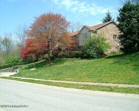 2311 Fallsview Rd in Louisville, KY - Building Photo - Building Photo