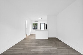 173 NW 56th St in Miami, FL - Foto de edificio - Building Photo