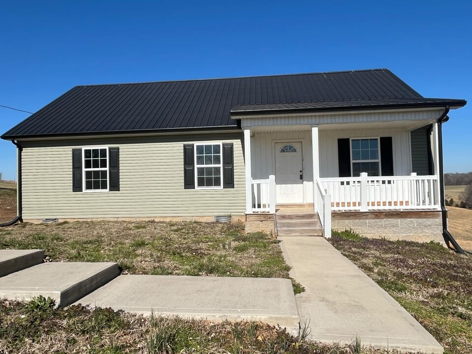 319 Jack Hunt Rd in Tompkinsville, KY - Building Photo
