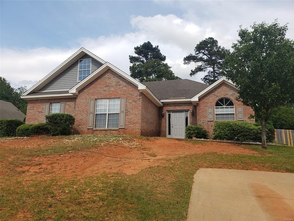 1349 Kingston Oaks Dr in Prattville, AL - Building Photo