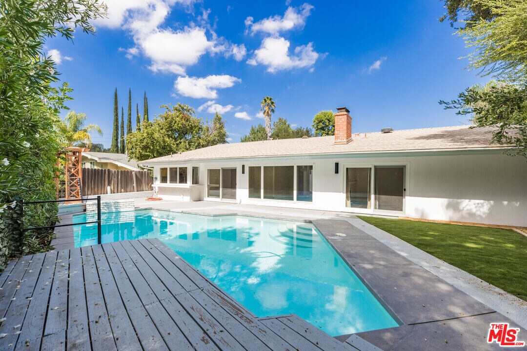 23020 Wrencrest Dr in Calabasas, CA - Building Photo