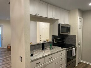 1880 White Oak Dr, Unit 141 in Houston, TX - Building Photo - Building Photo